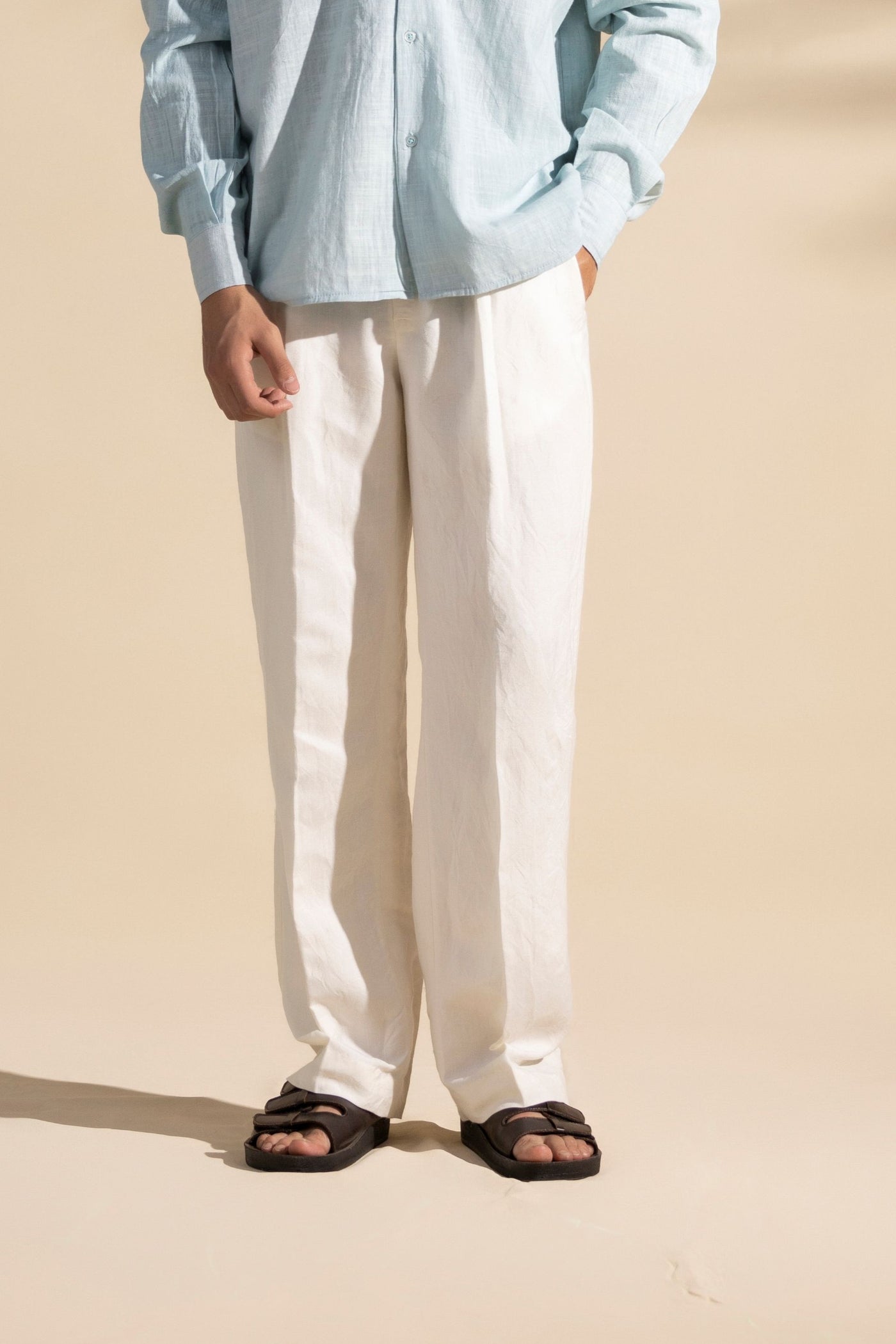 WHITE RELAXED FIT LINEN PLEATED TROUSER